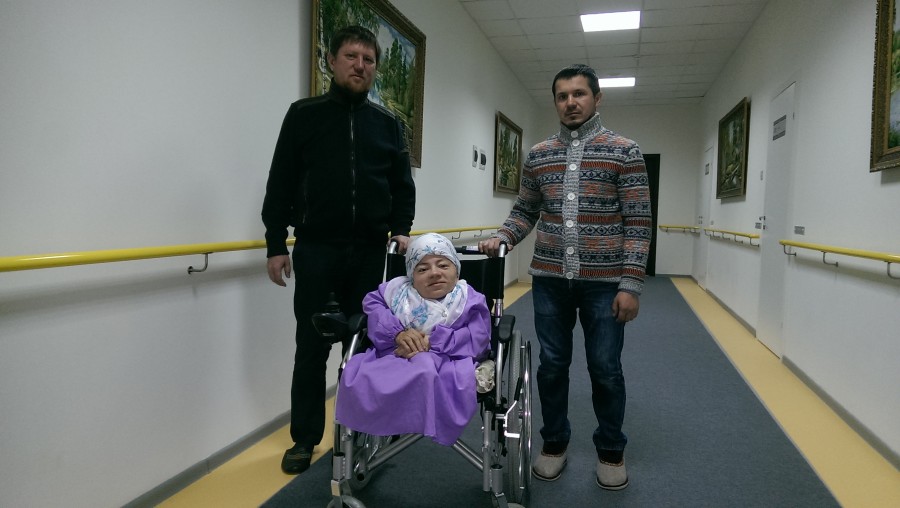 Фонд «Ярдэм» поэтессе Лилии Салахутдиновой подарил коляску с электрическим приводом