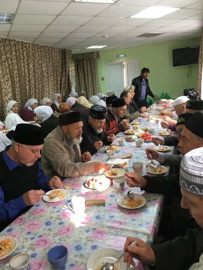 В Бугульме организовали праздничный обед для пожилых прихожан