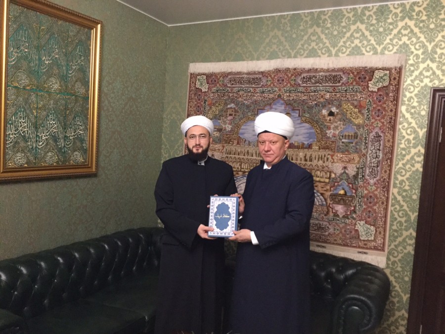 Муфтий РТ подарил Альбиру хазрату Крганову обновленное издание Корана