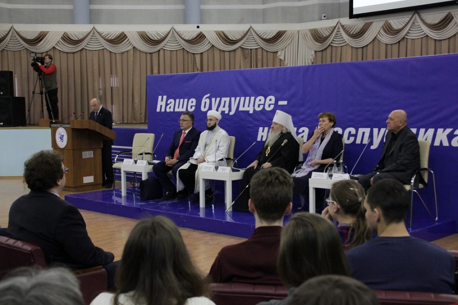 Муфтий Татарстана принял участие в КФУ во встрече государственных и религиозных деятелей РТ со студентами
