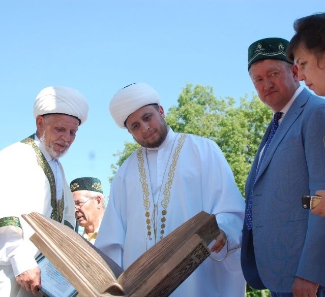 В Заинске открыли памятный знак татарскому просветителю Таджеддину Ялчыголу