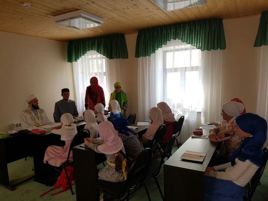 Муфтий Татарстана посетил летние курсы для девочек в Апанаевской мечети