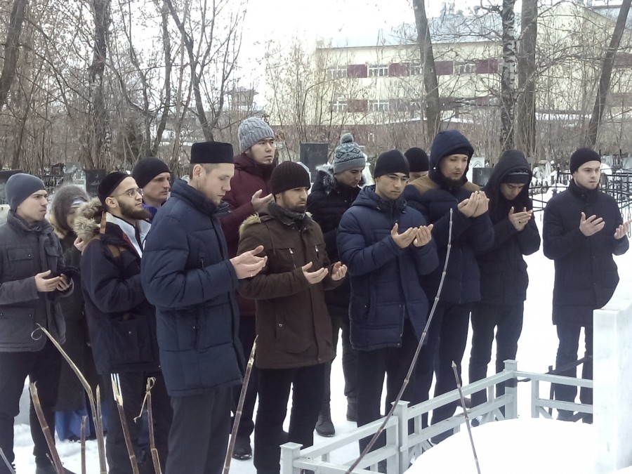 Студенты КИУ посетили могилы татарских богословов