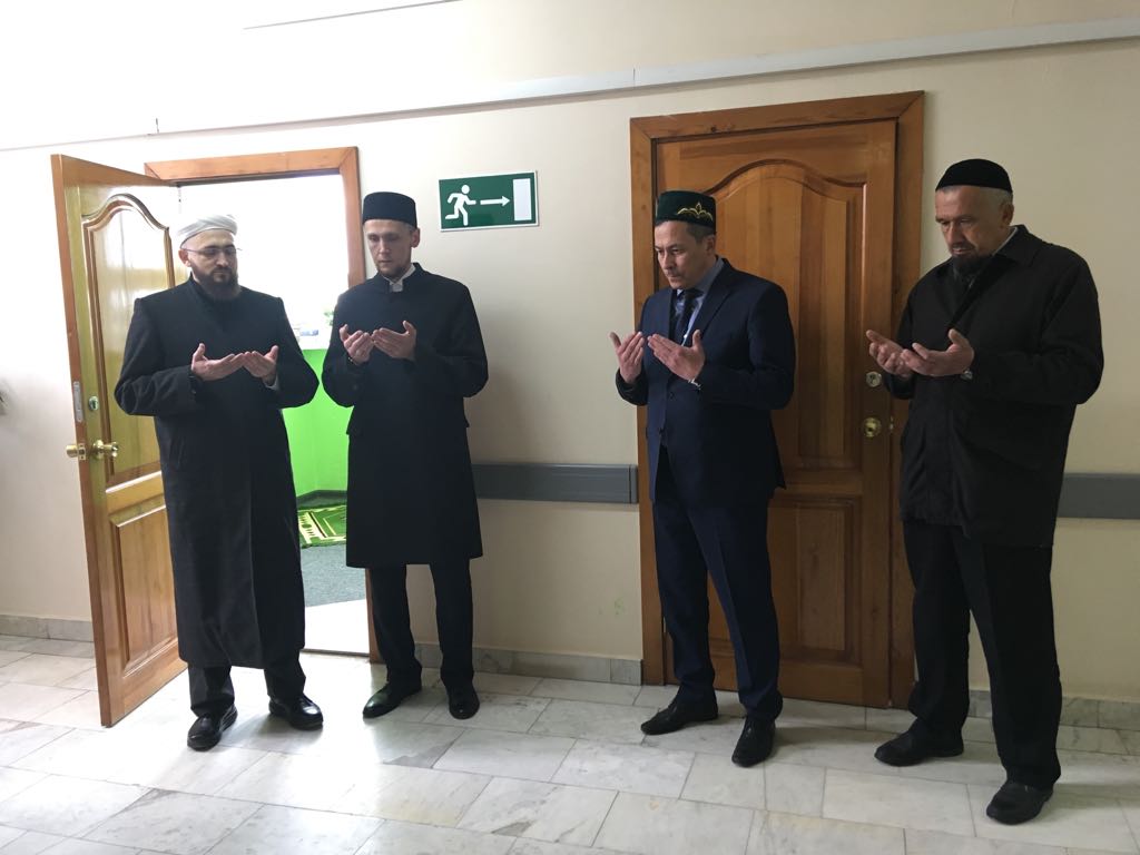 Муфтий открыл молельную комнату в Республиканском онкодиспансере