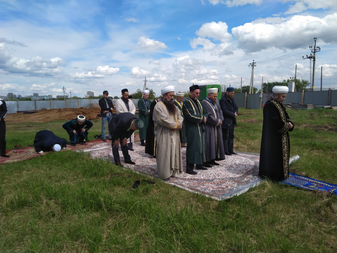 Челнинские имамы совершили полуденный намаз у основания строящейся мечети “Чаллы Яр”