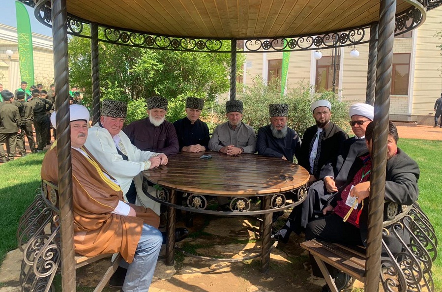 Муфтий РТ – в Чечне: здесь открывают мечеть «Гордость мусульман» и школу хафизов, а также готовят торжественный прием от имени Р.Кадырова