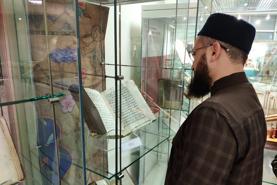 Муфтий ознакомился с исламским наследием, в том числе татарским, хранящимся в Национальной библиотеке Беларуси