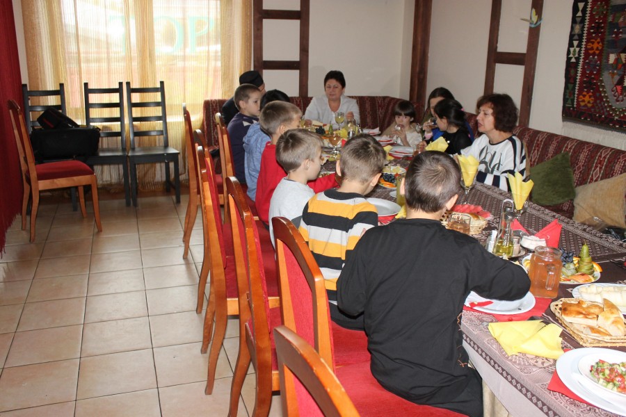 Воспитанников приюта «Гаврош» пригласили в турецкий ресторан