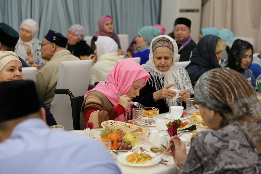 В шатре фонда «Ярдэм» прошел благотворительный обед для людей с ограниченными возможностями
