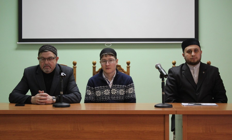 Заместитель муфтия РТ Рустам хазрат Хайруллин провел собрание со студентами Российского исламского института