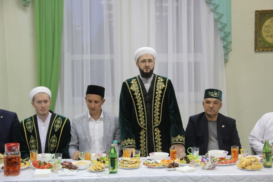 Муфтий Татарстана принял участие в коллективном ифтаре в Альметьевске