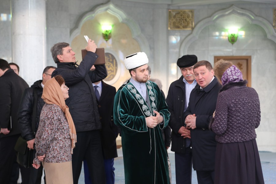 Мечеть Кул Шариф посетила делегация во главе с губернатором Волгоградской области