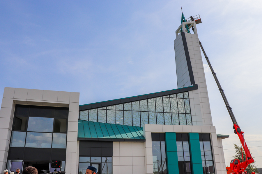 На первую в Набережных Челнах мечеть в стиле high-tech установили полумесяц