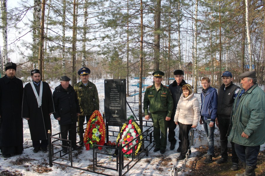 В память о погибших земляках на Суслонгерском кладбище установили мемориальную доску и памятник