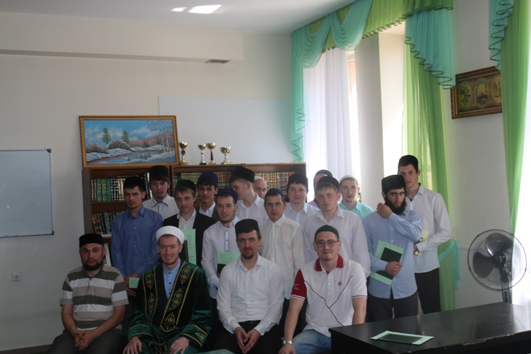 Выпускникам исламского медресе им.Р.Фахреддина вручили дипломы