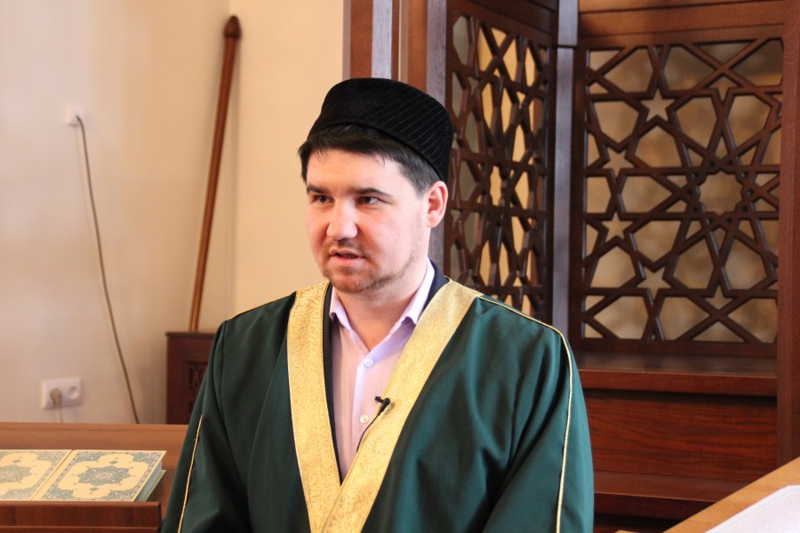 Рустам хазрат Батров рассказал лондонскому ТВ о жизни мусульман и иуедеев в Татарстане
