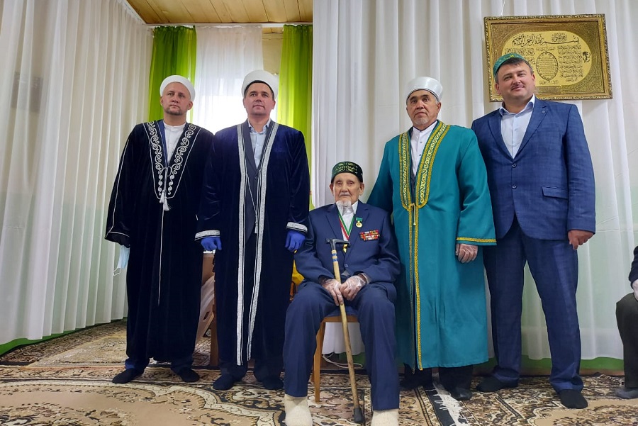100-летний хазрат-ветеран награждён медалью «Бердәмлек» от ДУМ РТ
