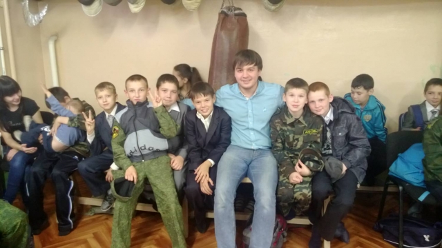 Айнур Ахметшин посетил клуб «Молодая гвардия» и пообщался с воспитанниками