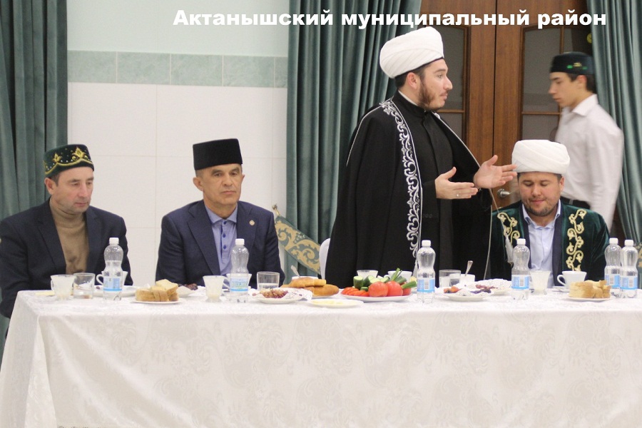 Главы районов Татарстана продолжают проводить ифтары. В субботу прошел "аш" от имени Энгеля Фаттахова