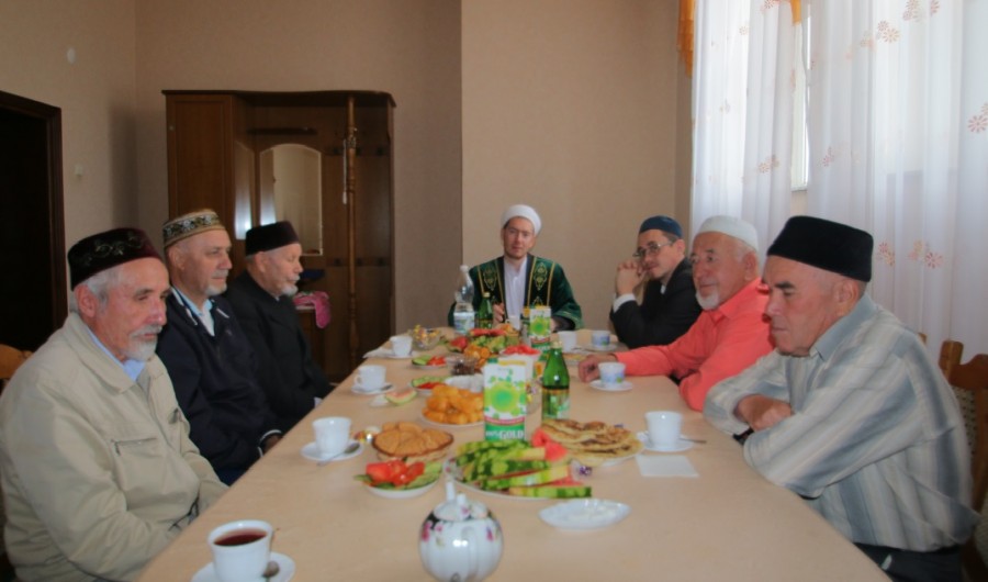 Имам-хатыйб центральной мечети им. Р.Фахреддина г.Альметьевск провел встречу с членами приходского собрания