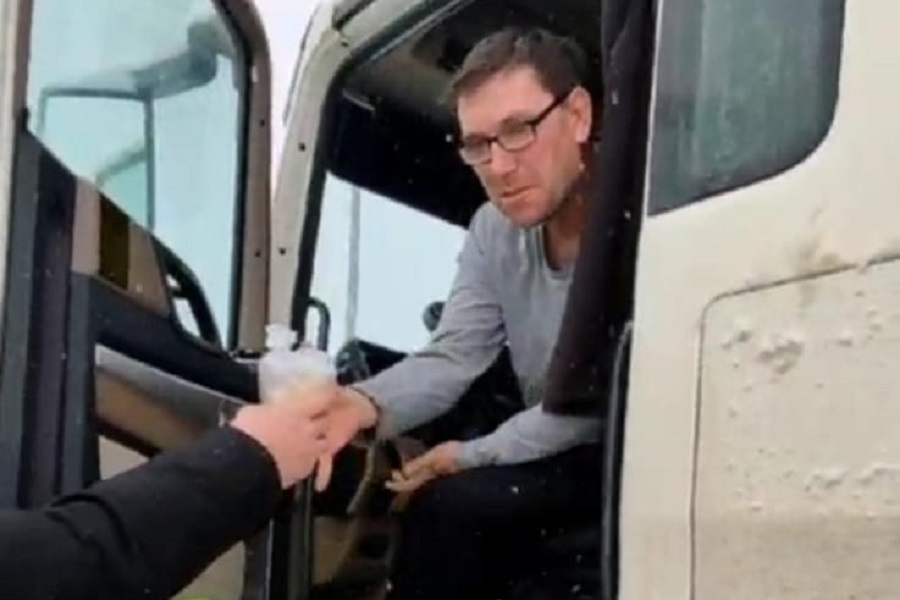 Камско-Полянская махалля раздает горячее питание водителям грузовиков на трассе