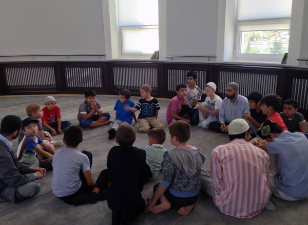 Для незрячих детей проходит детский мусульманский лагерь по заучиванию Корана