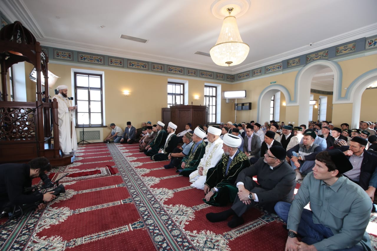 Муфтий провел праздничный намаз по случаю Ураза-байрам в Галиевской мечети
