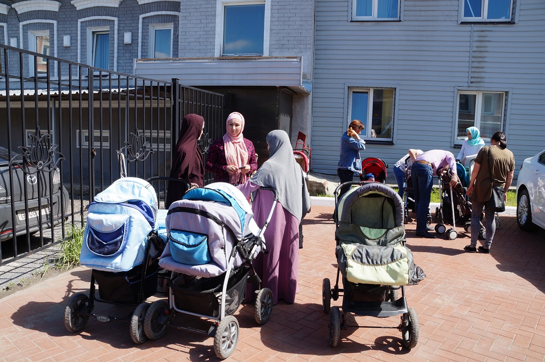 «Рамадан – месяц добрых дел»: малоимущим семьям подарили детские коляски