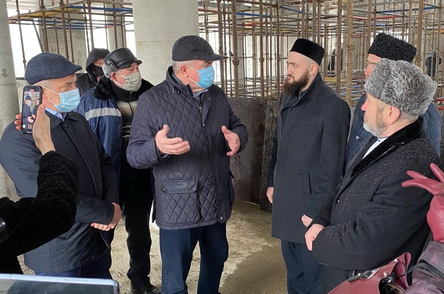 Муфтий РТ и мэр Набережных Челнов осмотрели строительство соборной мечети города