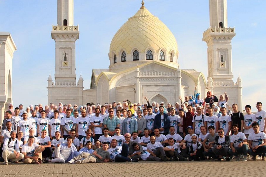 VIII Форум мусульманской молодежи завершился коллективным пятничным намазом в "Белой мечети"
