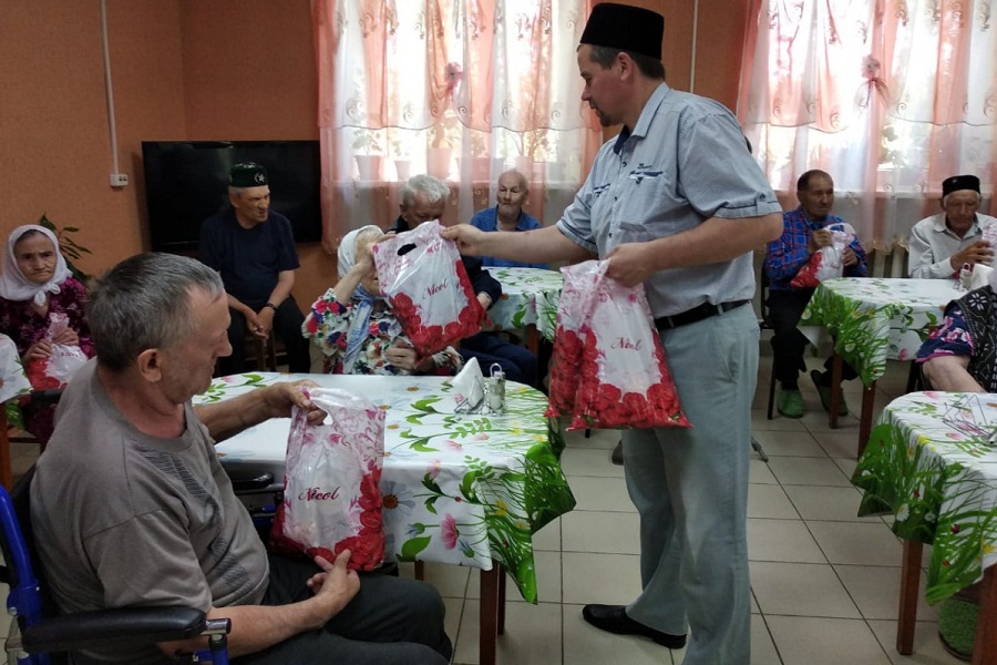 «Рамадан – месяц добрых дел»: в Кайбицах мусульмане посетили дом престарелых, а в Бугульме - собрали принадлежности для грудничков
