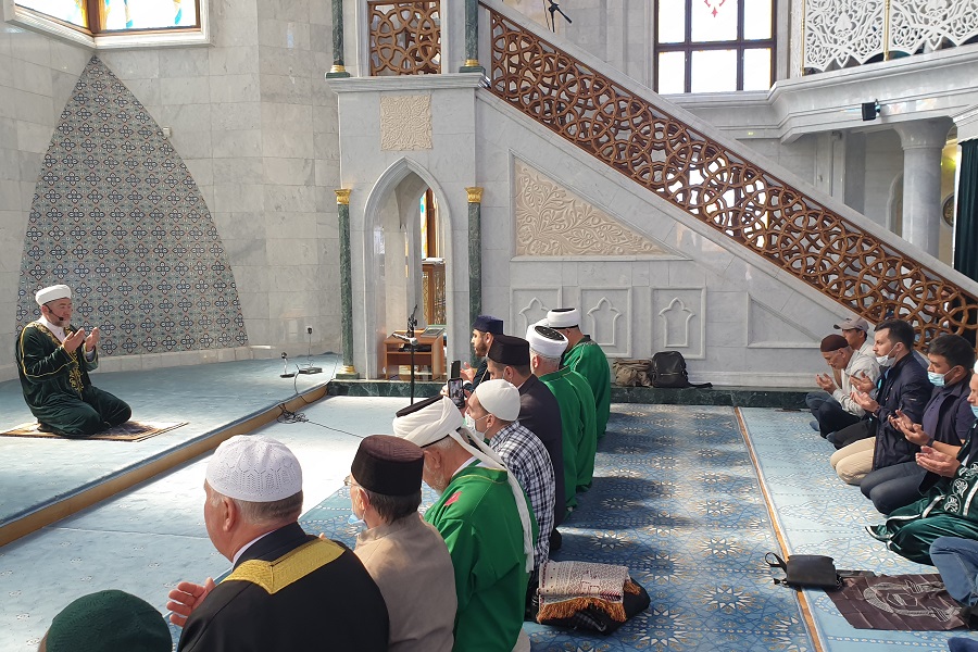 1200 имамов из регионов России совершили пятничный намаз в мечетях Казани