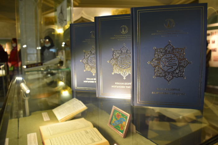 Смысловые переводы Куръана от ДУМ РТ переданы организаторам выставки «Коран в переводах на языки народов мира»