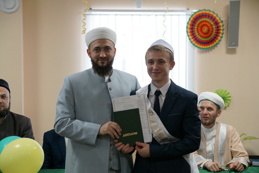 Муфтий вручил дипломы выпускникам медресе “Мухаммадия”