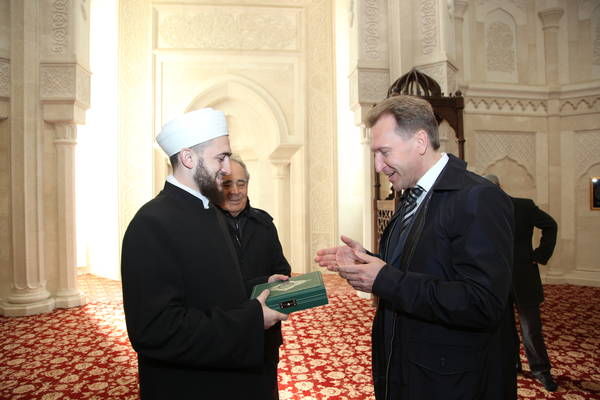 Муфтий Татарстана ознакомил Игоря Шувалова с историей Ислама и показал Белую мечеть