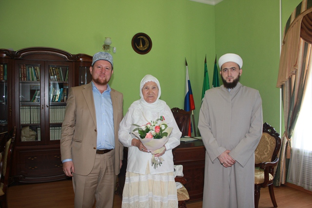 Муфтий Татарстана вручил медаль ДУМ РТ Альмире Адиатуллиной