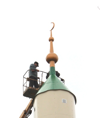На строящуюся казанскую мечеть «Миргазиян» возвели полумесяц