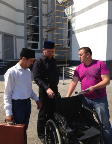 НИБФ «Ярдэм» преподнесли в подарок инвалидную коляску с электроприводом