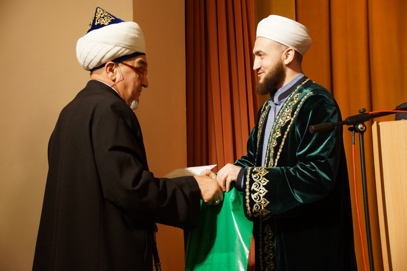 Муфтий Татарстана вручил шахадатнама имамам Пестречинского района РТ