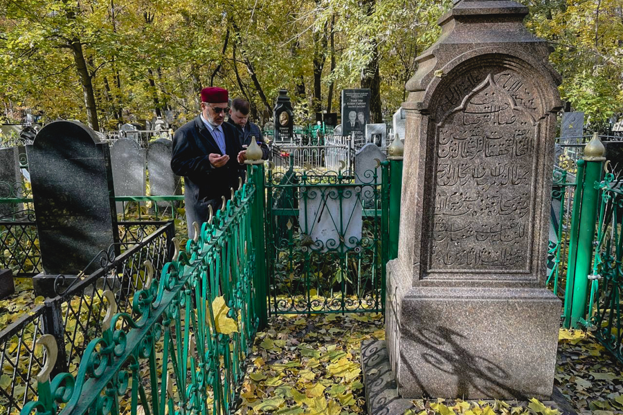 Исламский ученый с мировым именем посетил могилы татарских богословов