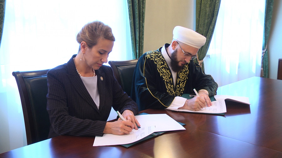 ДУМ РТ и Госкомархив РТ подписали Соглашение о сотрудничестве. Первые документы переданы для изучения