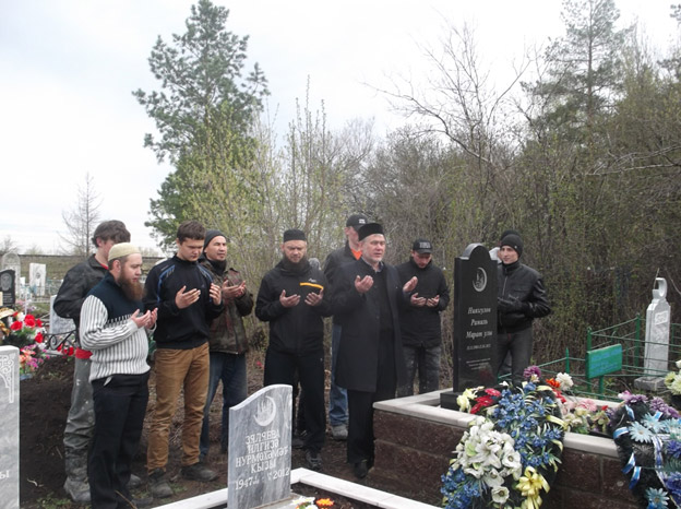 Преподаватели и студенты медресе «Фанис» очистили татарское кладбище
