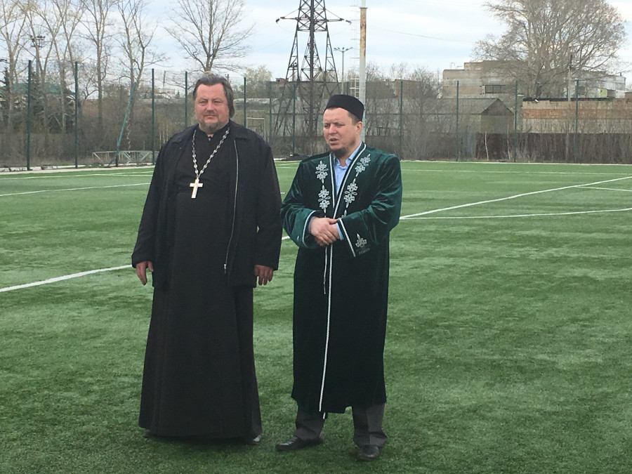 Бугульминский мухтасибат в честь Дня Победы организовал межконфессиональный футбольный матч