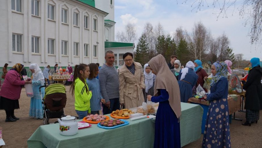 В Азнакаево на территории Ак мечети прошла благотворительная ярмарка