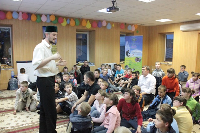 В Закабанной мечети детей поздравили с 1 сентября