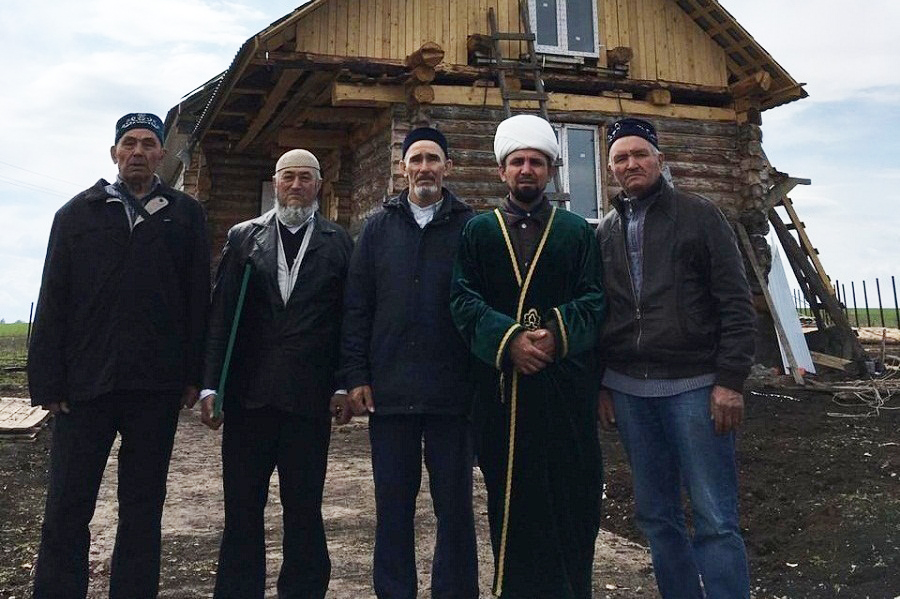 В селе Васькино-Туйралы Бавлинского района установили полумесяц на новой мечети