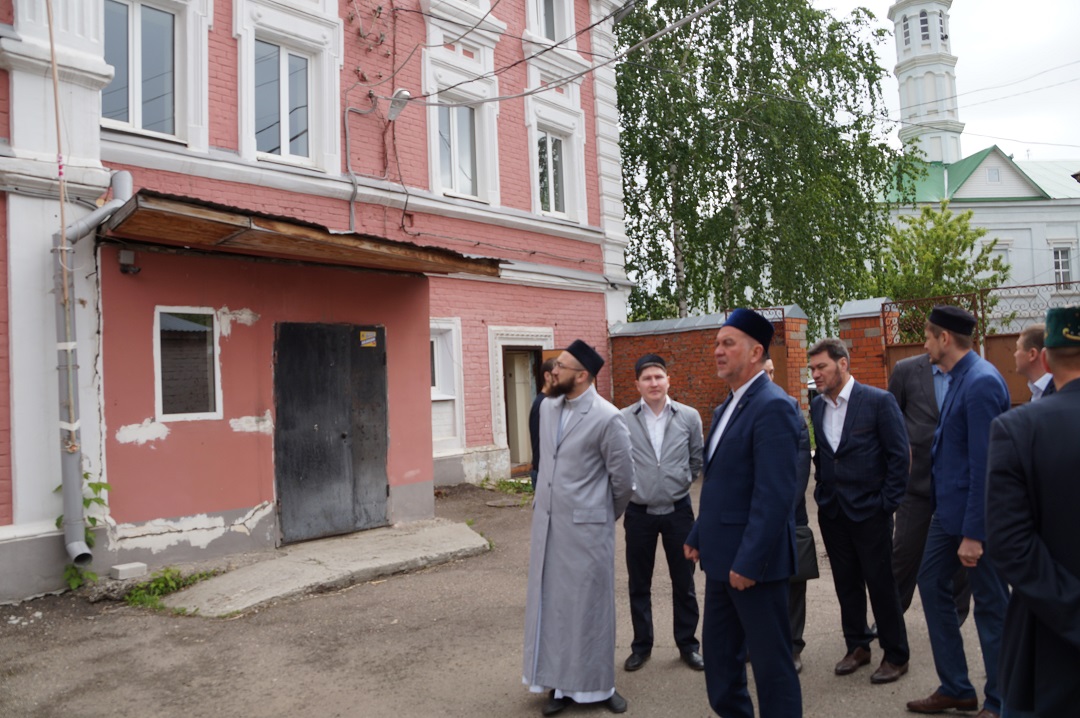 Татарстан мөфтие “Мозаффария” мәктәбе проектын тормышка ашыру барышы буенча киңәшмә үткәрде