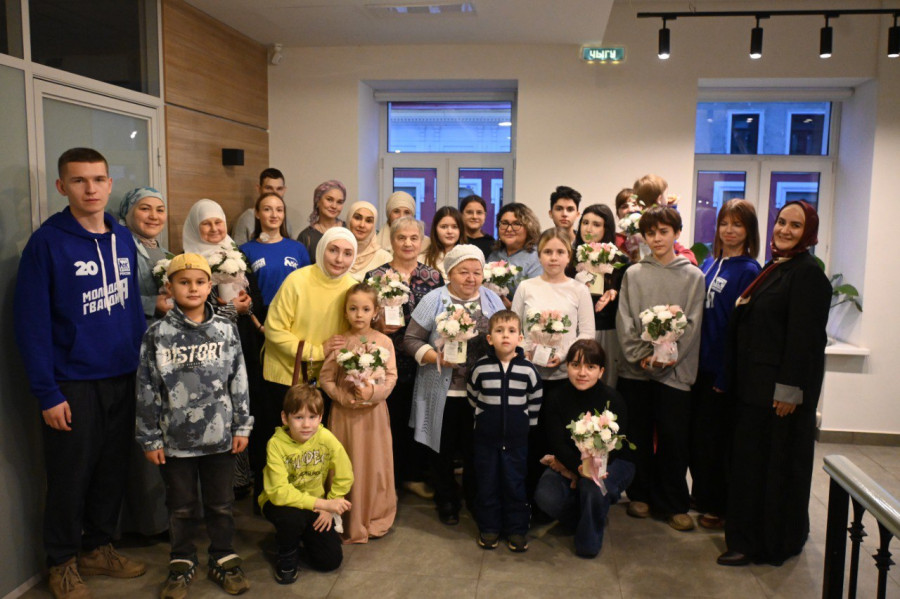 "Зәкят" фонды МХО сугышчылары әниләрен, хәләл җефетләрен һәм балаларын Әниләр көне белән котлады