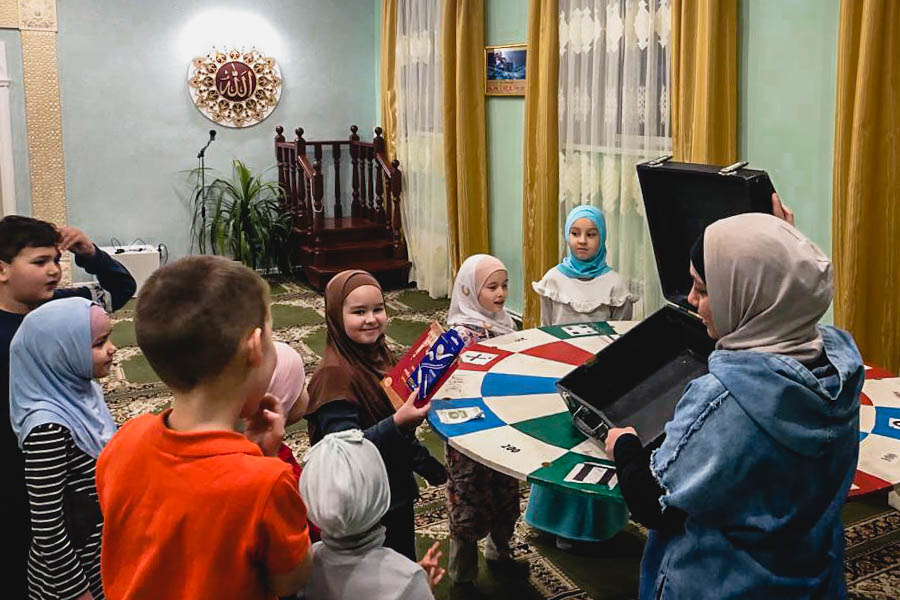 Лаеш шәһәре Җәмигъ мәчетендә балалар өчен "Могҗизалар кыры" уены узды