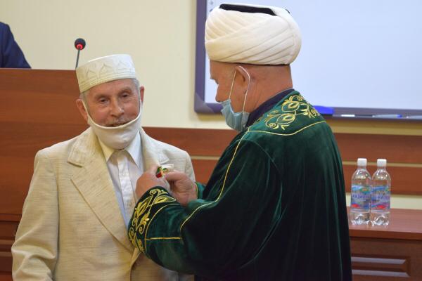 Главный казый Татарстана вручил Джагфару хазрату Мубараку медаль «За доблестное служение народу»